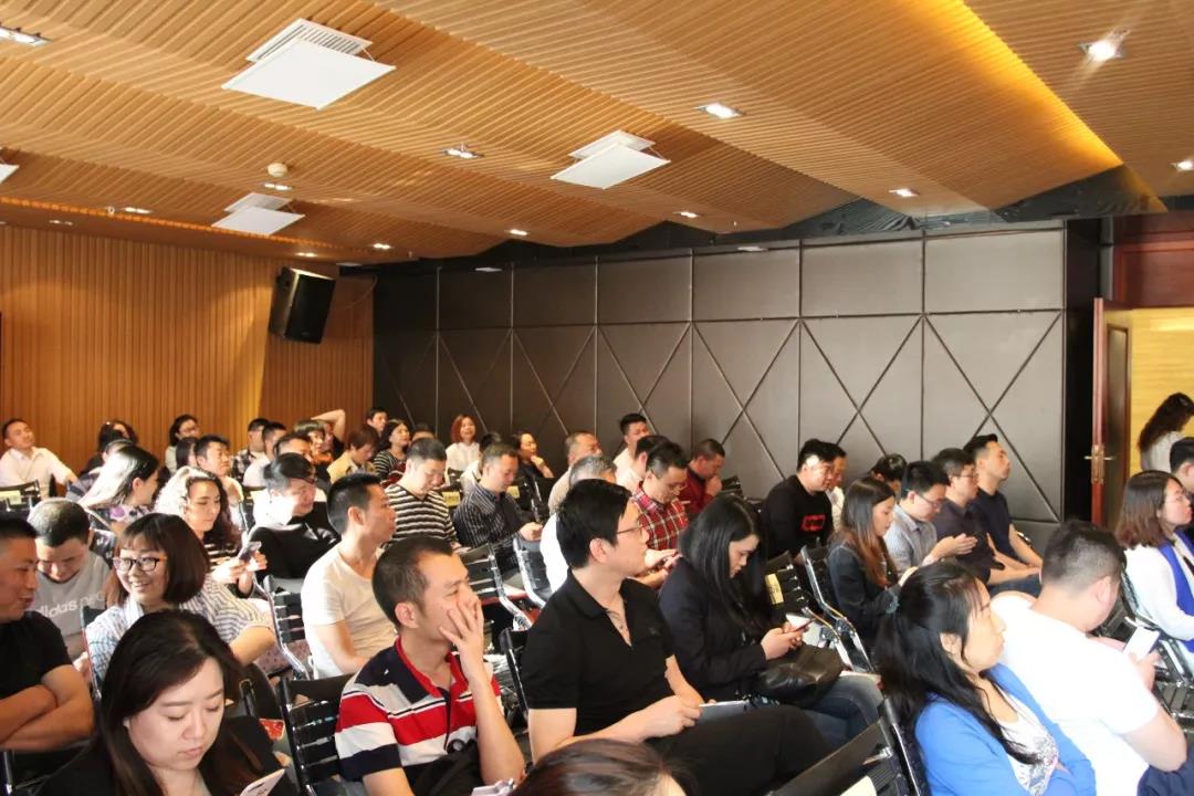 重慶市建筑裝飾協(xié)會(huì)材料戰(zhàn)略采購(gòu)聯(lián)盟成立大會(huì)在遠(yuǎn)景裝飾總部順利召開(kāi)